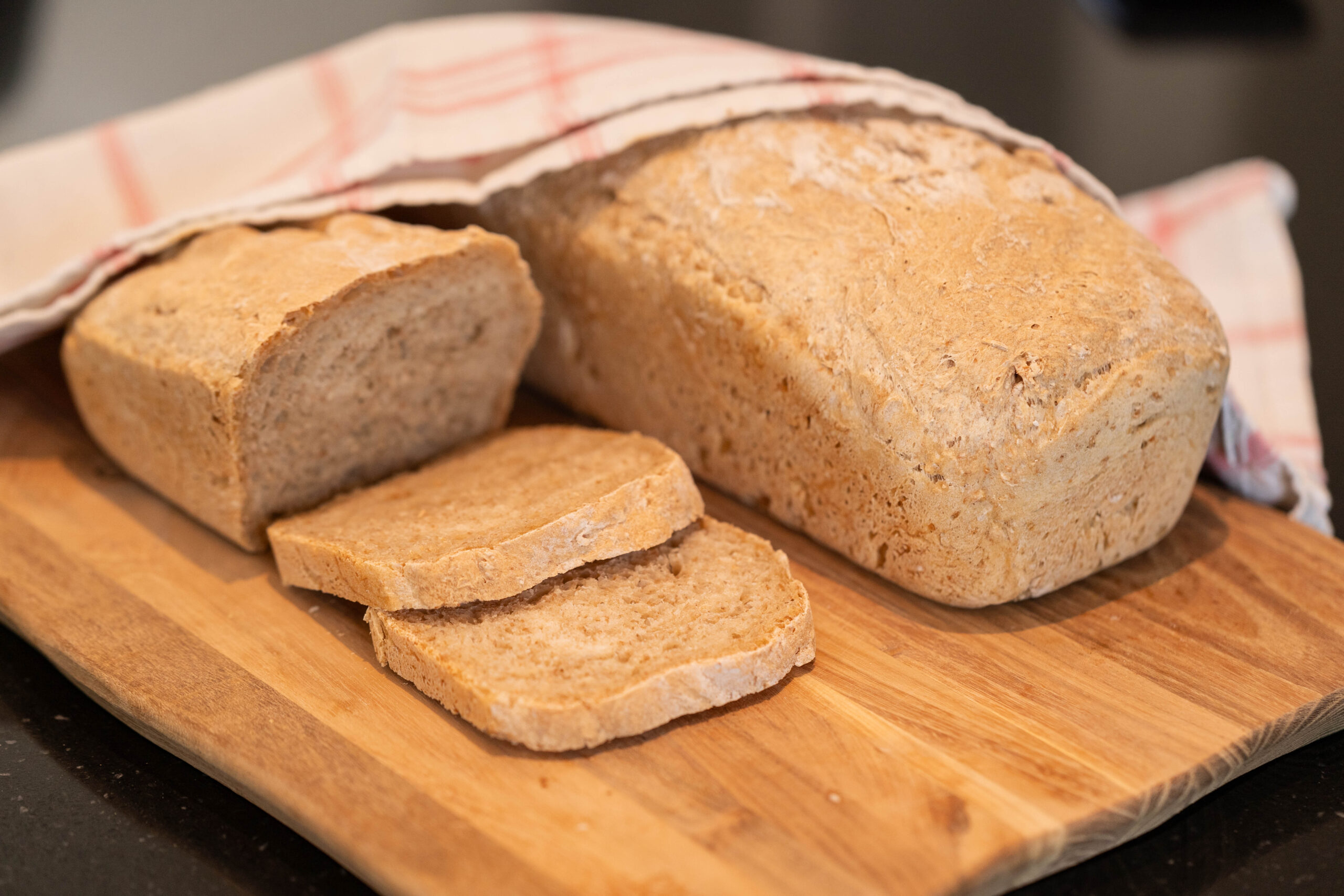 Saftig havrebrød med spelt – hjemmebakt og næringsrikt